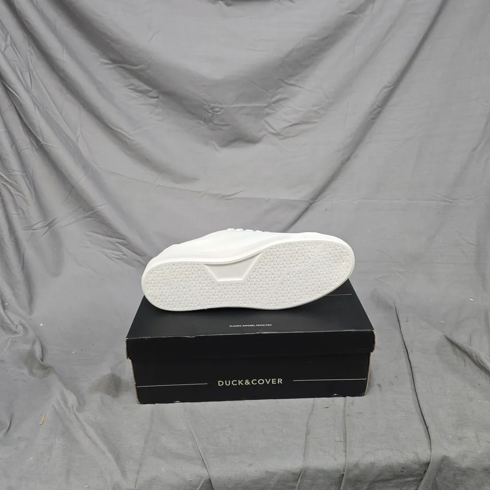 DUCK & COVER WHITE LEATHER SNEAKER SIZE 11