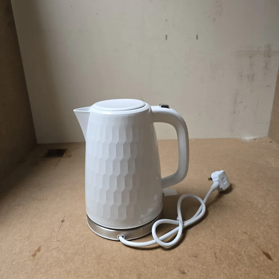 RUSSELL HOBBS ELECTRIC KETTLE – WHITE WITH TEXTURED GEOMETRIC PATTERN