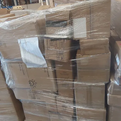 PALLET CONTAINING A VERY LARGE QUANTITY OF ASSORTED LIGHTING PRODUCTS