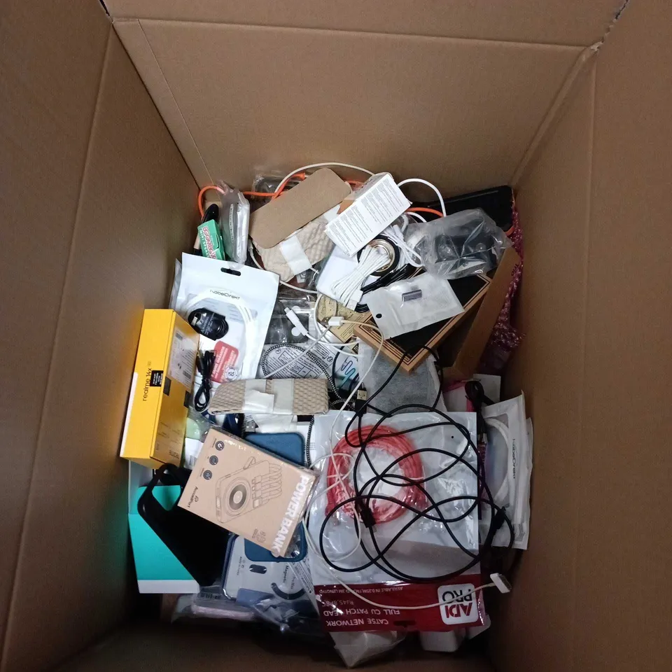 BOX OF APPROXIMATELY 60 ASSORTED ITEMS TO INCLUDE: IPHONE XR CASE, SCREEN PROTECTORS AND GALAXY S23 ULTRA CASE