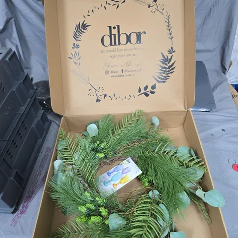 DIBOR WREATH IN BOX – DECORATIVE EVERGREEN ARRANGEMENT