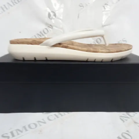 BOXED PAIR OF NATURALIZER SANDALS IN WHITE SIZE 6.5