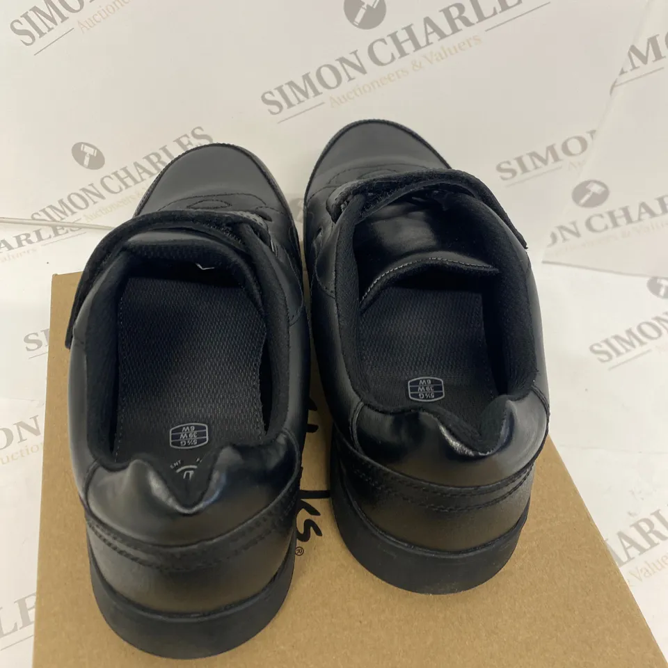 BOXED PAIR OF CLARKS BLACK SHOES SIZE 5.5G