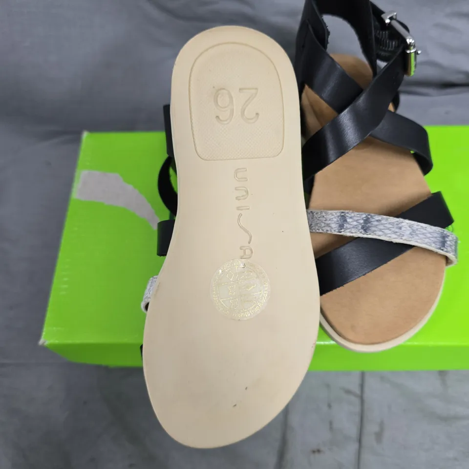 UNISA SANDALS - BLACK STRAPS WITH METALLIC FRONT STRAP SIZE 26