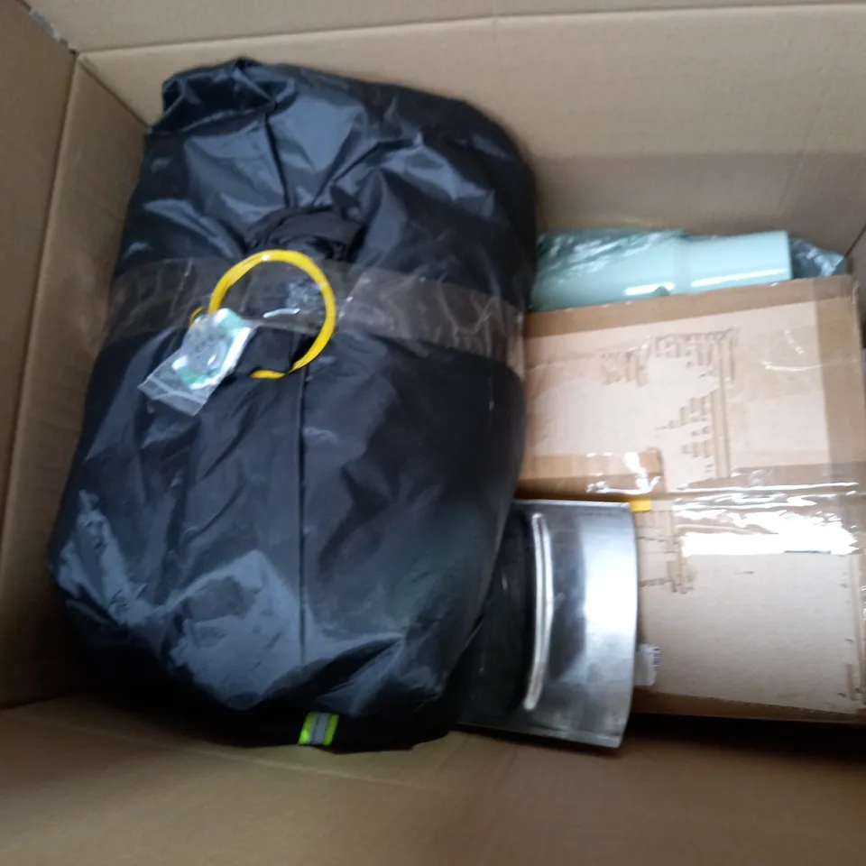 APPROXIMATELY 6 ITEMS TO INCLUDE WARDROBE PARTITION, BATH MAT, FRUIT BOWL, ETC