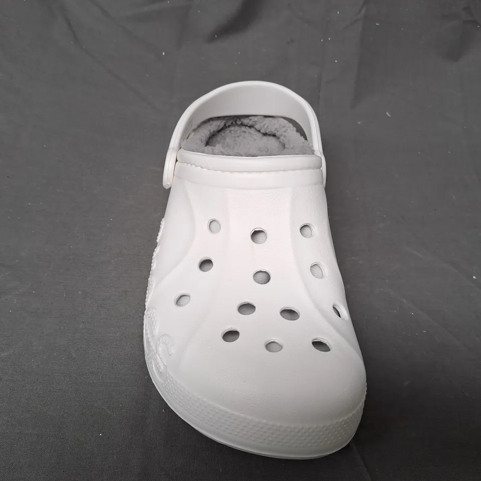 BOXED PAIR OF CROCS BAYA LINED CLOGS IN WHITE UK SIZE M6/W7