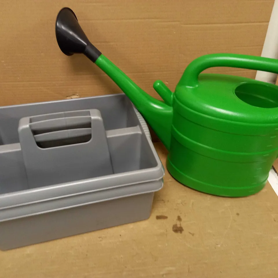 LOT OF 2 DESIGNER HOUSEHOLD ITEMS TO INCLUDE WATERING CAN & WHAM PLASTIC CARRY CONTAINER
