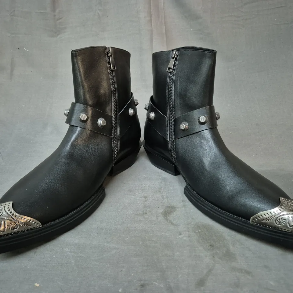 BOXED PAIR OF KOI SOULRENDER MEN'S HARDWARE COWBOY BOOTS IN BLACK/ANTIQUE SILVER UK SIZE 11