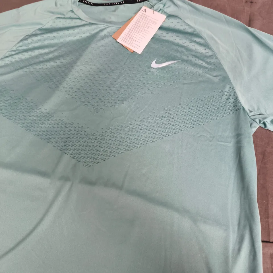 NIKE LOGO CASUAL TEE - LARGE