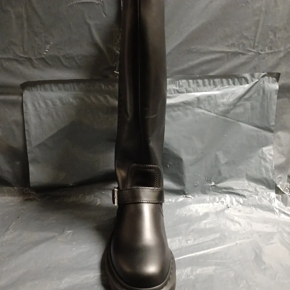 BOXED PAIR OF DR MARTENS ANISTONE KNEE-HIGH BOOTS IN BLACK SIZE UK 7