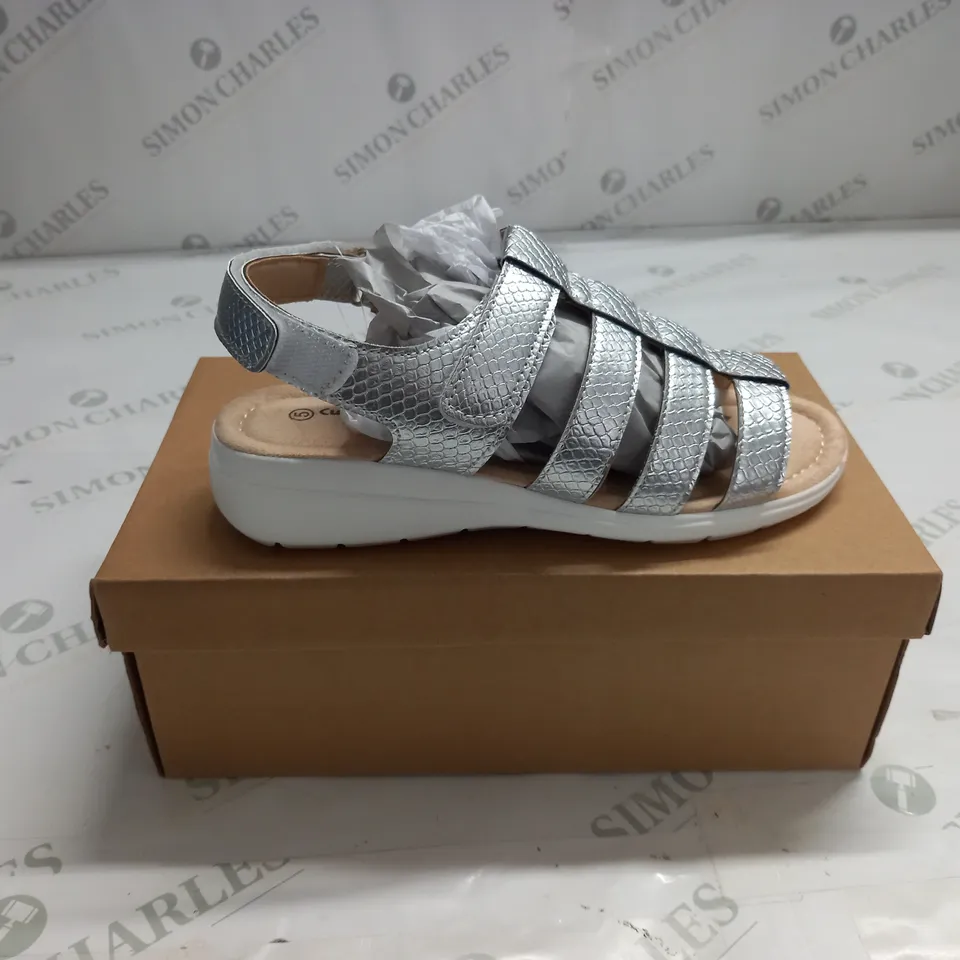 BOXED PAIR OF CUSHION WALK ONE TOUCH CLOSE SANDALS IN SILVER - SIZE 5