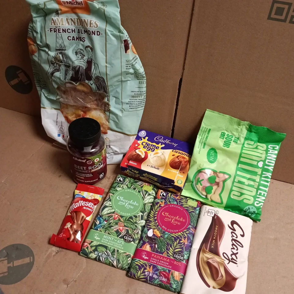 APPROXIMATELY 12 ASSORTED FOOD & DRINK ITEMS TO INCLUDE FRENCH ALMOND CAKES, CADBURY CREME EGG, CANDY KITTENS SMITTENS, ETC - COLLECTION ONLY