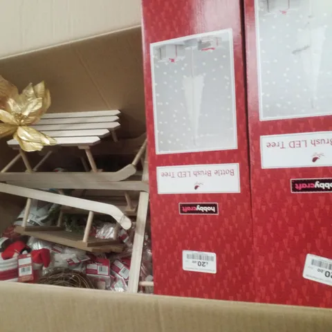 PALLET CONTAINING ASSORTED CHRISTMAS  PRODUCTS & DECORATIONS INCLUDING BOTTLE BRUSH LED TREE, WOODEN SLEIGH, SANTA ROPE BASKET & SMALL WIDE RATTAN GARLAND