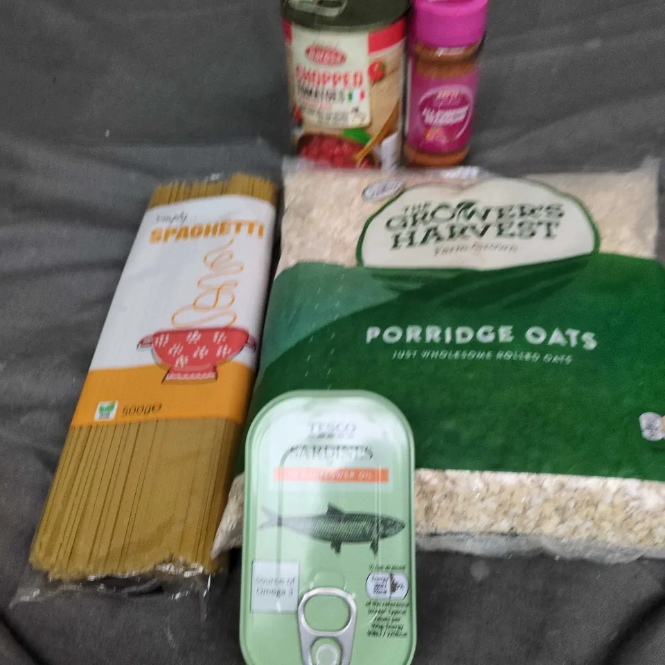 APPROXIMATELY 10 ASSORTED FOOD AND DRINK ITEMS TO INCLUDE GROWERS HARVEST PORRIDGE OATS, TINNED SARDINES AND ALL PURPOSE SEASONING ETC