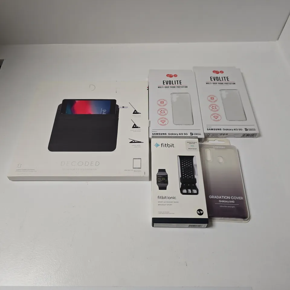 APPROXIMATELY 80 ASSORTED ELECTRICAL ITEMS TO INCLUDE DECODED FOLDABLE IPAD SLEEVES, FITBIT STRAPS, TECH21 EVOLITE SAMSUNG GALAXY A13 CASE, ETC - COLLECTION ONLY
