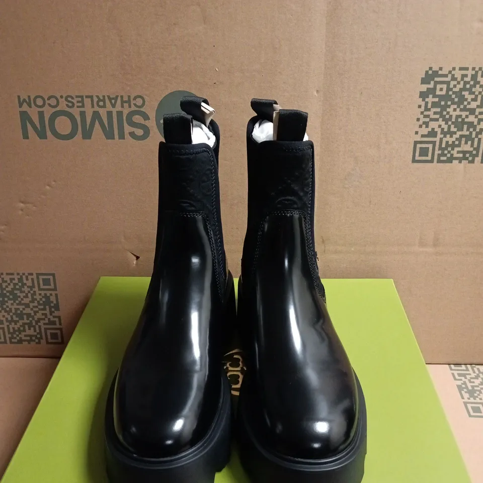 BOXED PAIR OF TORY BURCH T MONOGRAM LUG CHELSEA BOOTS – UK SIZE 5