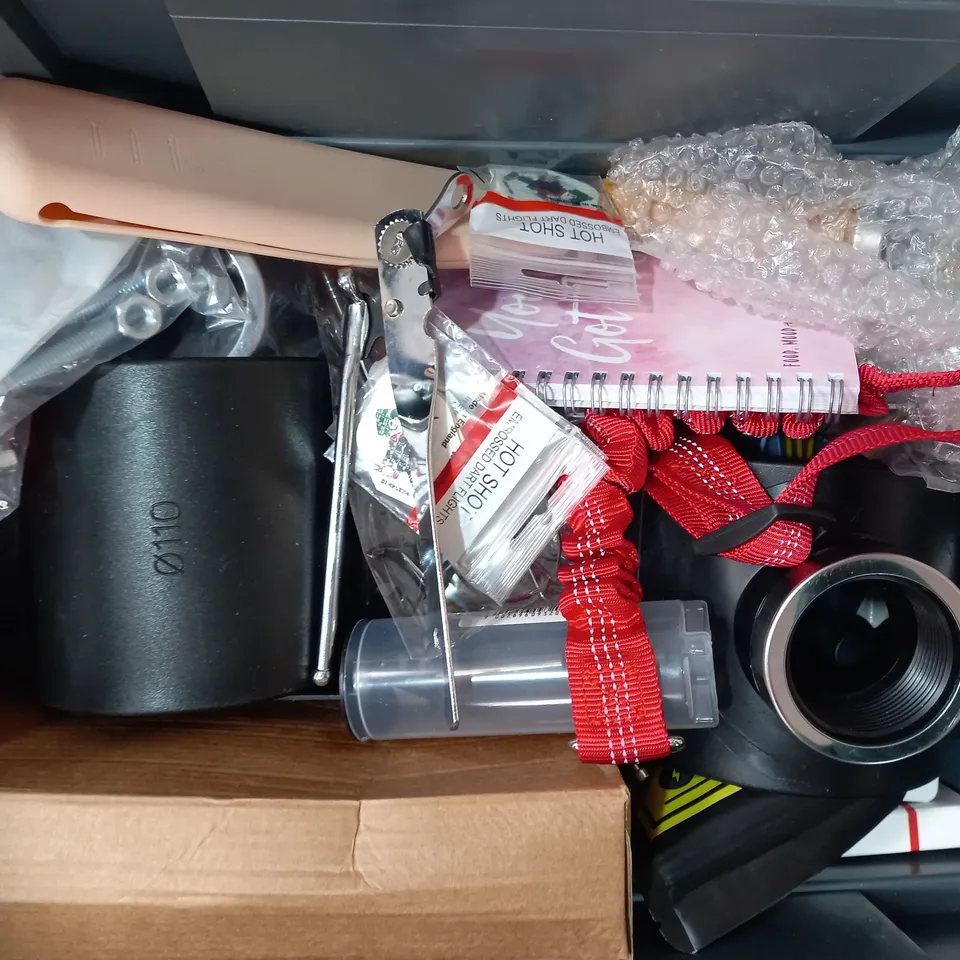 LOT OF APPROXIMATELY 10 ASSORTED HOUSEHOLD ITEMS TO INCLUDE WEEKDAY PILL CADDY, MINKY HOB SCRAPER, CASIO CALCULATOR, ETC