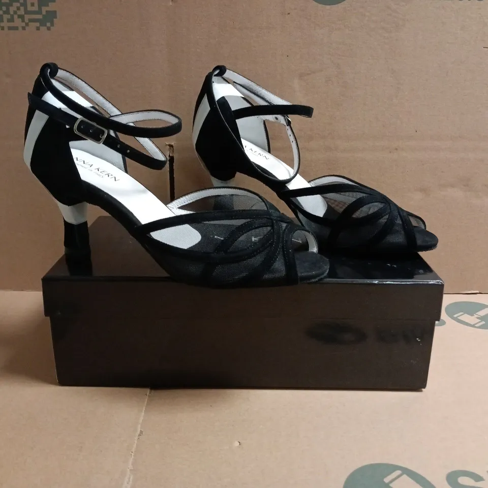 BOXED PAIR OF ANNA KERN PEEP TOE MID HEELS IN BLACK SIZE 6