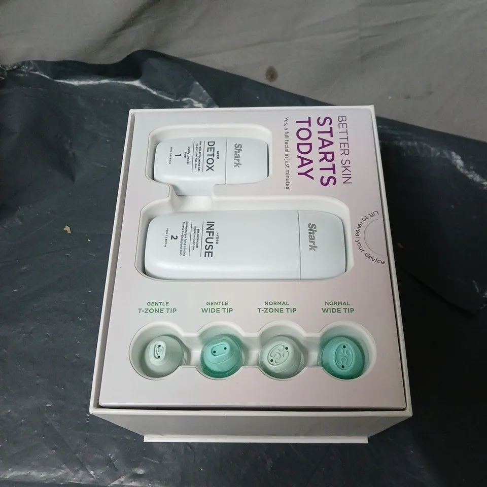 SHARK FACIAL PRO GLOW AND DEPUFFI BOXED