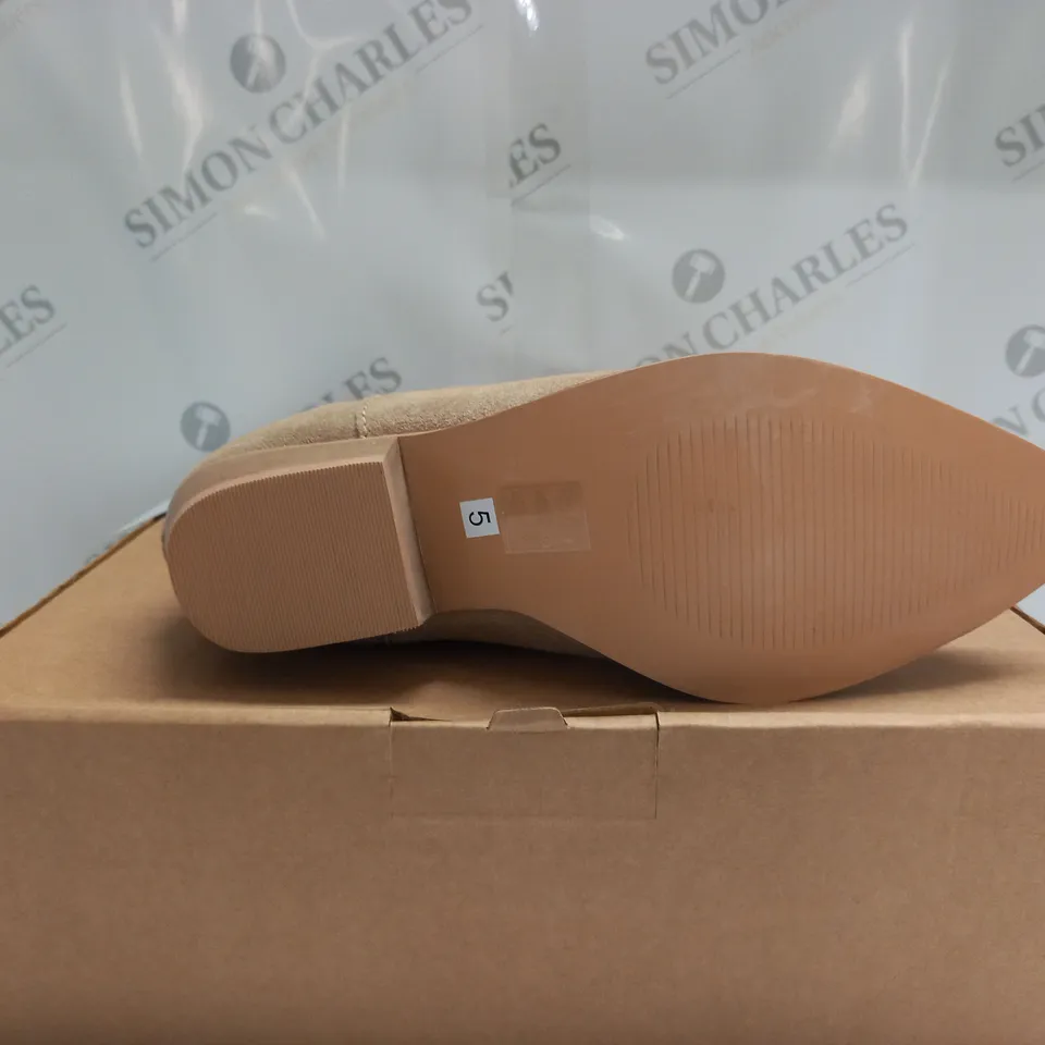 BOXED MAISON DE NIMES SUEDE WESTERN BOOTS - SIZE 5