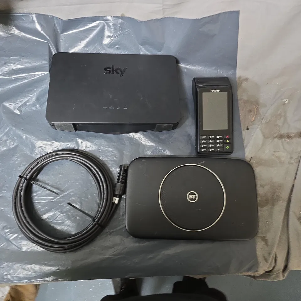 APPROXIMATELY 15 ASSORTED HOUSEHOLD ITEMS TO INCLUDE WIFI ROUTER HUBS, CARD READER, ELECTRICAL CABLES & PLUGS