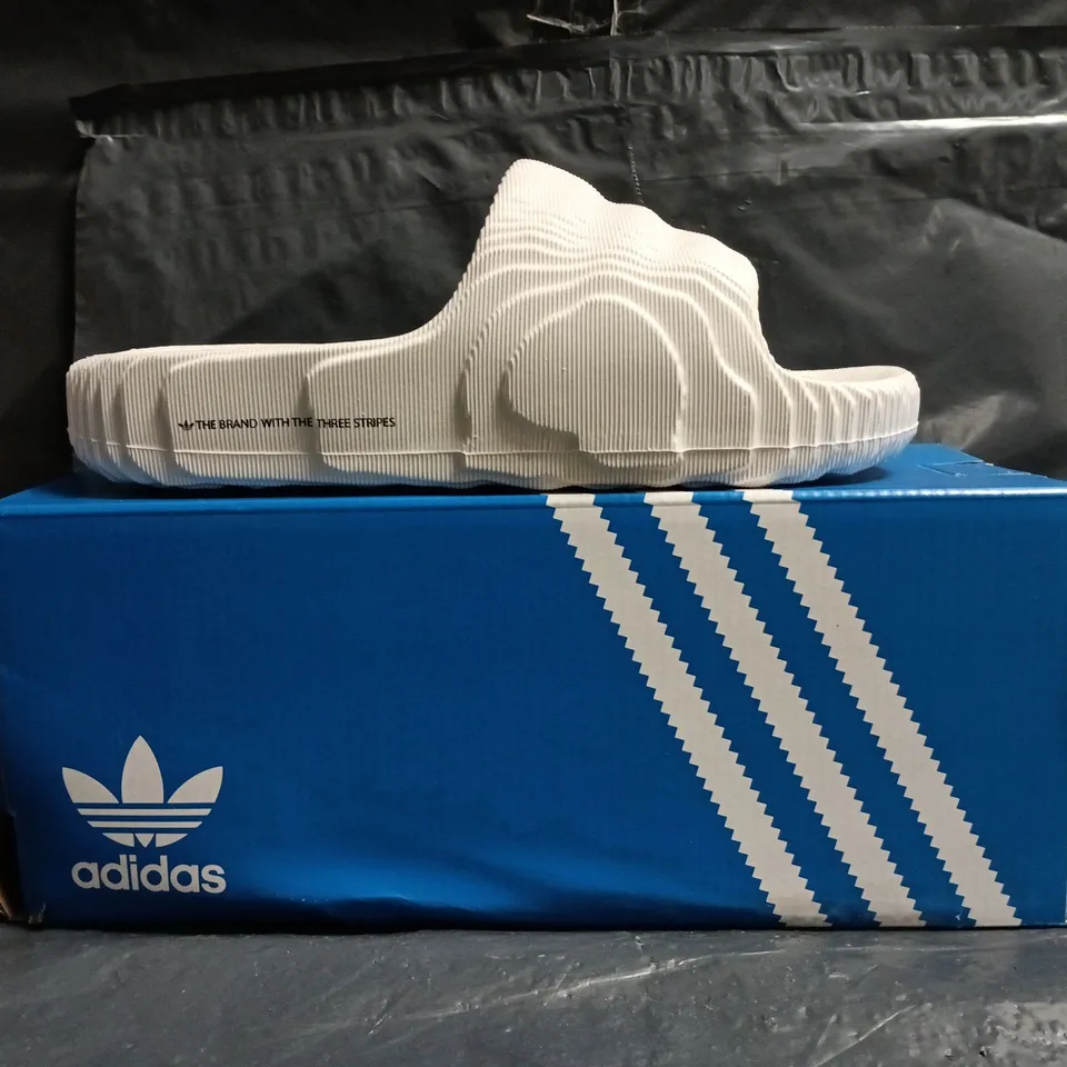 BOXED PAIR OF ADIDAS ADILETTE 22 SLIDES IN WHITE SIZE UK 5