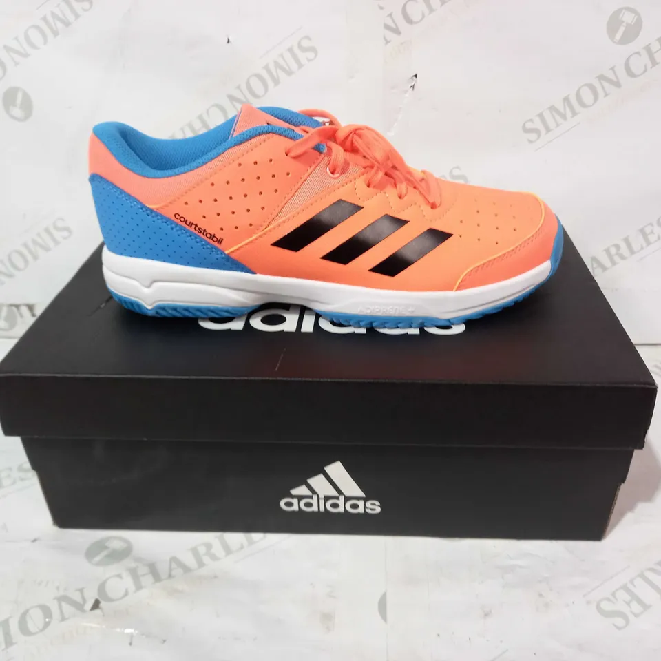 BOXED PAIR OF ADIDAS COURT STABIL JR TRAINERS IN ORANGE/BLUE UK SIZE 5.5