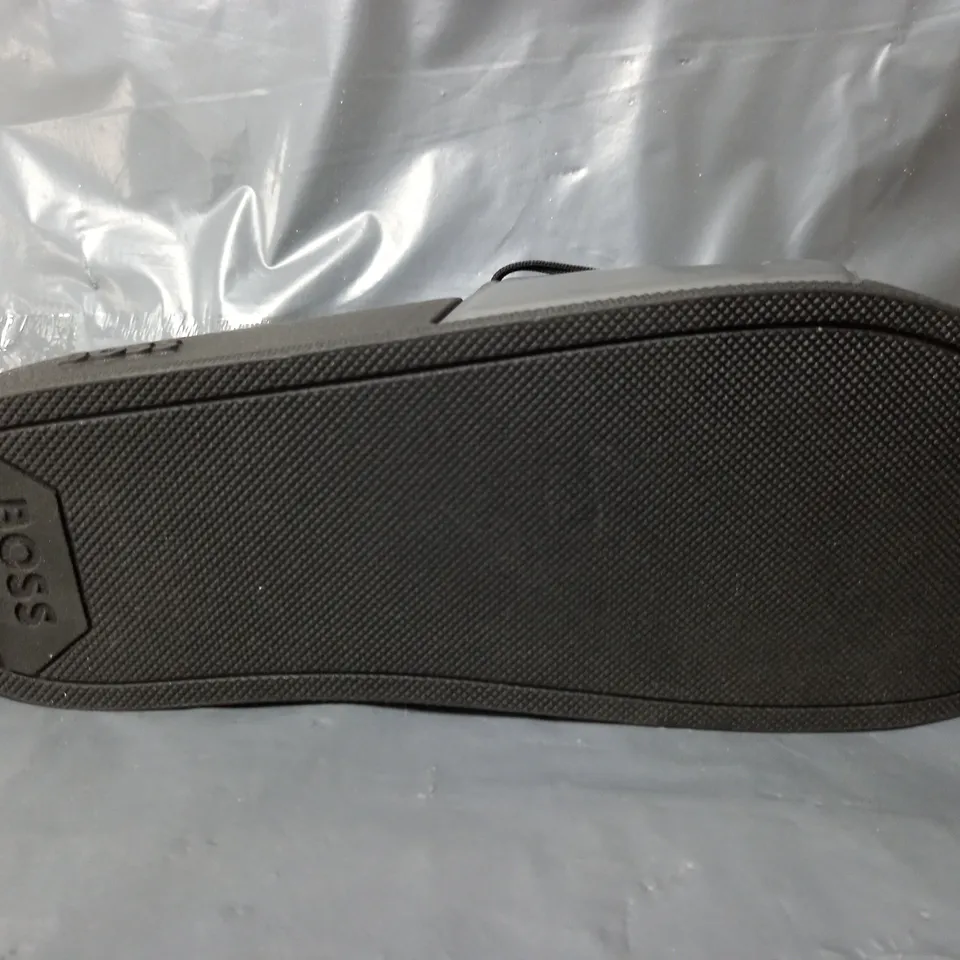 PAIR OF BOSS ARYEH SLIDERS IN GREY - SIZE 41