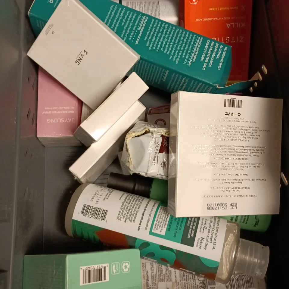 APPROXIMATEY 20 ASSORTED HEALTH AND BEAUTY PRODUCTS TO INCLUDE - L'OREAL CLEANSING MILK - HYDROMOL OINTMENT AND CERAVE EYE REPAIR CREAM