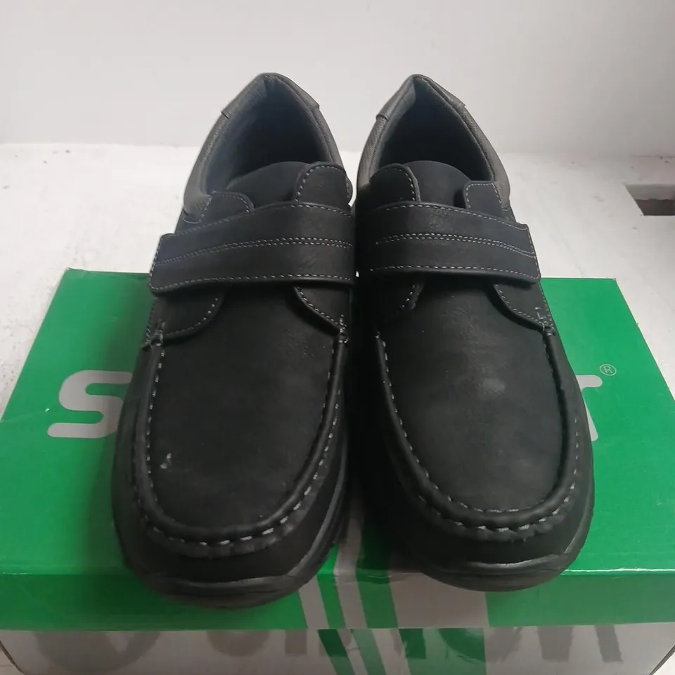 SCIMITAR TOUCH FASTENING CASUAL SHOES – UK SIZE 10 (BLACK)