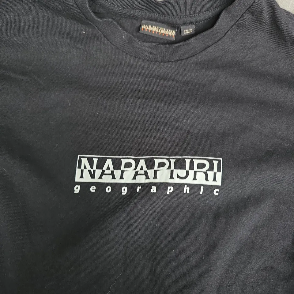NAPAPIJRI GEOGRAPHIC LOGO T-SHIRT – BLACK – SIZE S