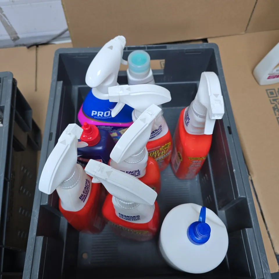 TOTE OF APPROXIMATELY 12 HOUSEHOLD LIQUIDS TO INCLUDE DR BECKMANN CARPET STAIN REMOVER, FABULOSA BATHROOM CLEANER AND WILTON CEDARWOOD LAUNDRY LIQUID