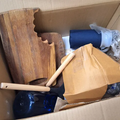 BOX CONTAINING ASSORTED PRODUCTS INCLUDING CHOPPING BOARDS, RUBBER HEAD SPOONS, WOODEN KNIFE BLOCK & BALTI DISH
