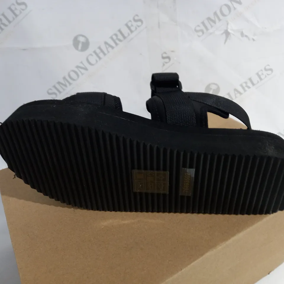 BOXED PAIR OF IETS FRANS... BLACK SANDALS SIZE 5