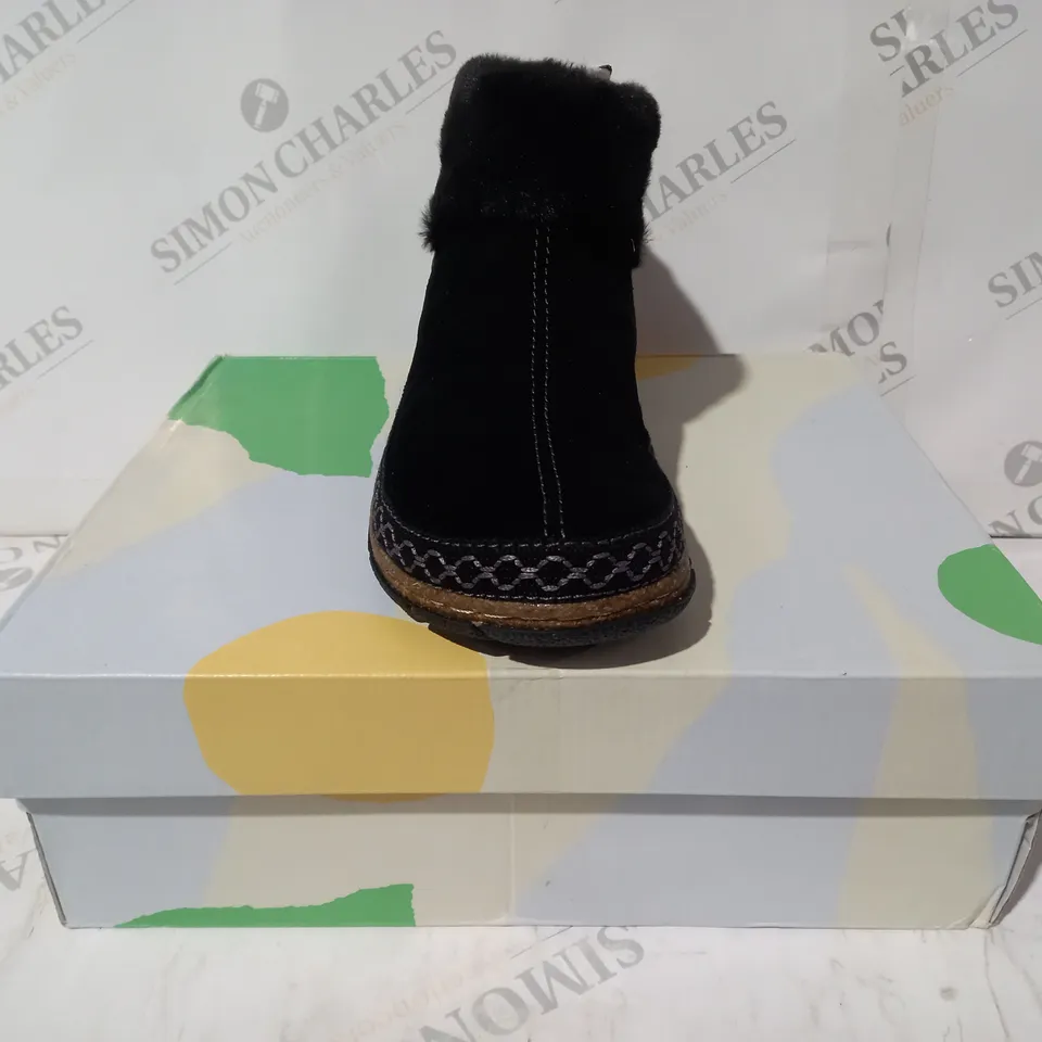BOXED PAIR OF EARTH ORIGINS EMMALYN BLACK BOOTIES - SIZE 6