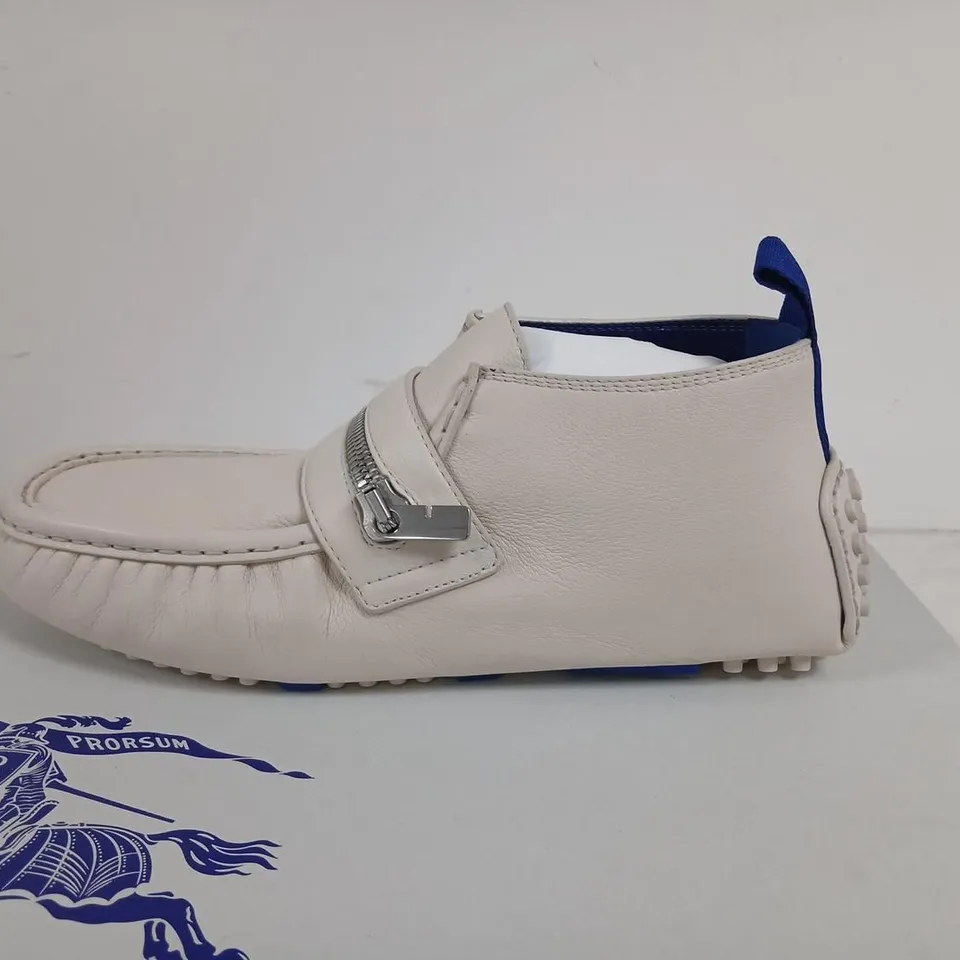BURBERRY LEATHER BABY SHOES – WHITE WITH BLUE TRIM, ZIP DETAIL (EU 40 / UK 6)