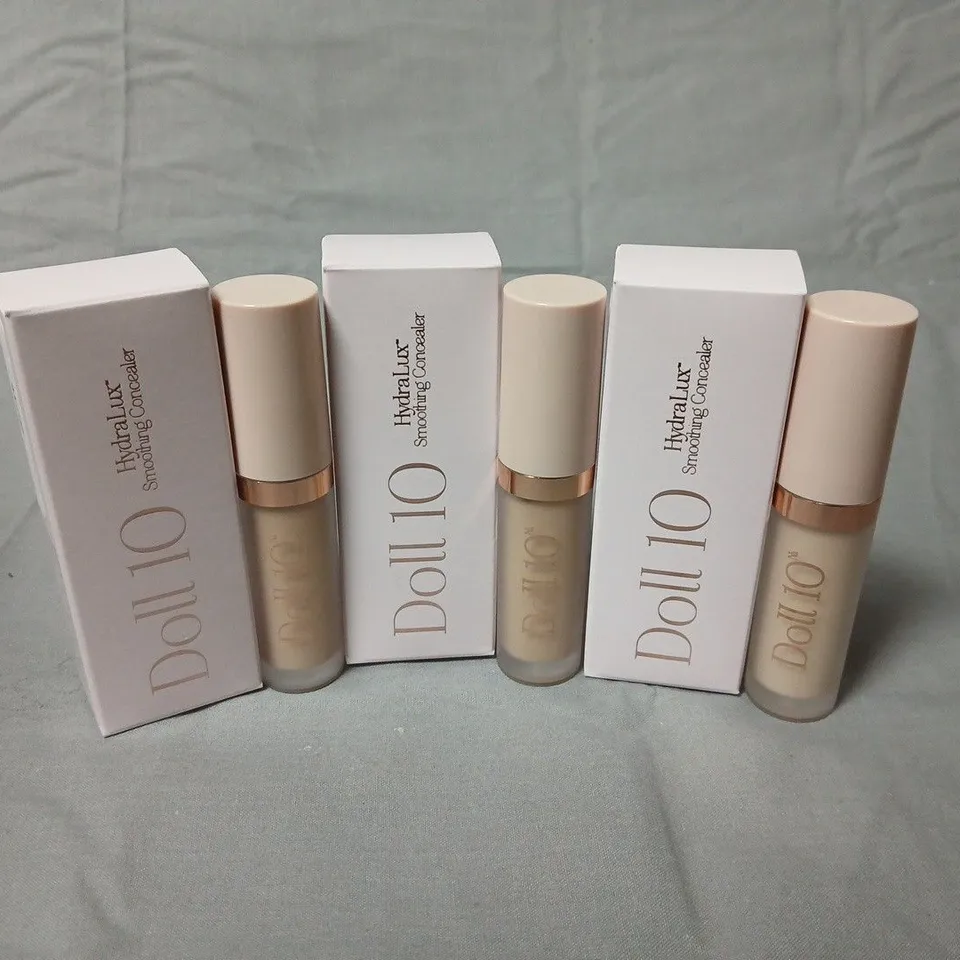 APPROXIMATELY 12 BOXED DOLL 10 HYDRALUX SMOOTHING CONCEALERS IN VARIOUS SHADES TO INCLUDE LIGHT & MEDIUM