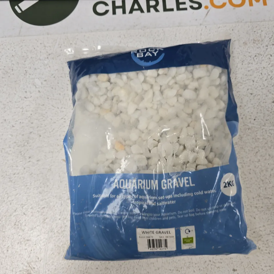 TOTE OF APPROXIMATELY 15 ASSORTED ITEMS TO INCLUDE: AQUARIUM GRAVEL