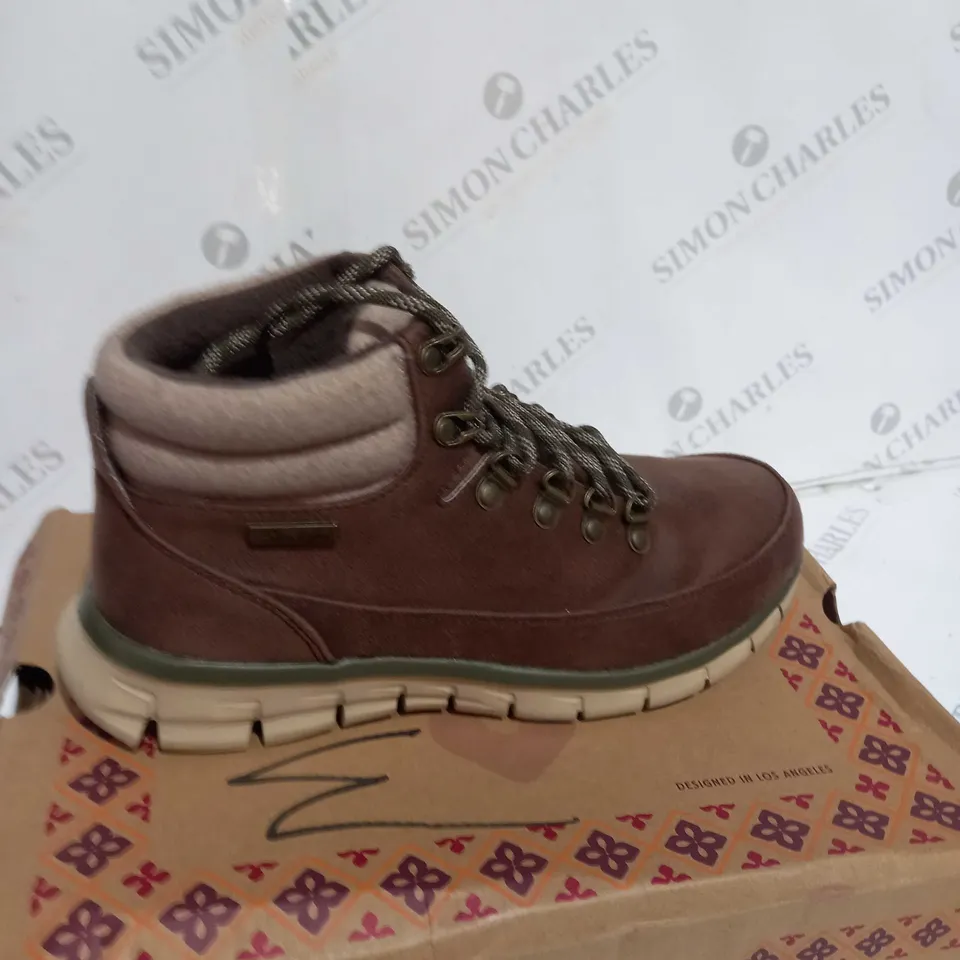 PAIR OF SKECHERS SYNERGY WARM BOOTS IN BROWN SIZE 5