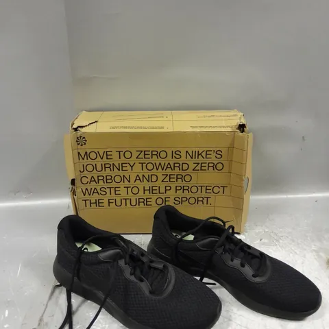 BOXED PAIR OF NIKE TANJUN TRIPLE BLACK TRAINERS SIZE 11