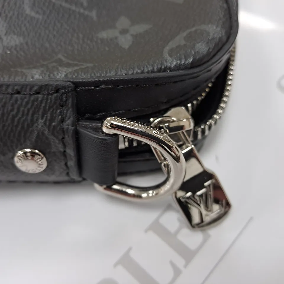 LOUIS VUITTON GREY LEATHER LOOK BAG