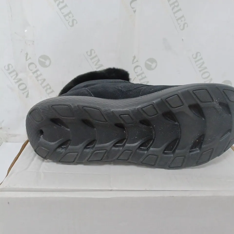 BOXED PAIR OF SKECHERS WINTER ON THE GO FAUX FUR TRIM BOOTS IN BLACK SIZE 5.5