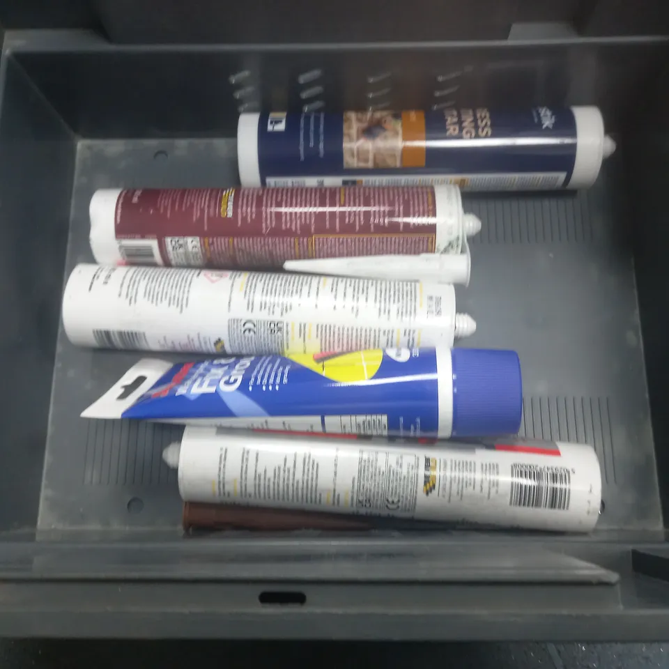LARGE QUANTITY OF ASSORTED HOUSEHOLD ITEMS TO INCLUDE NIELSEN 8" PRUNING SHEARS, HIGHLIGHTER MULTIPACKS AND FIX & GROUT