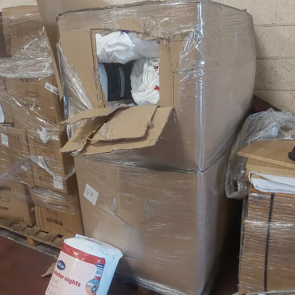 PALLET OF ASSORTED BEDDING PRODUCTS AND ITEMS TO INCLUDE DUVETS, PILLOWS ETC