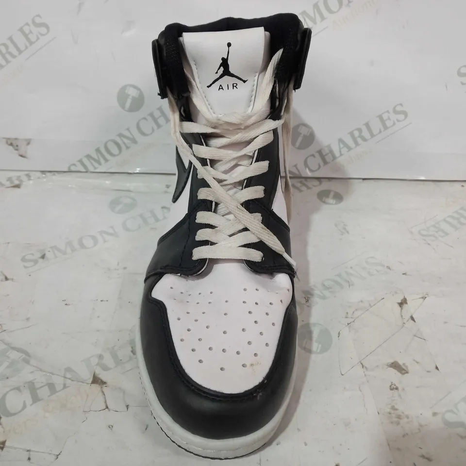 BOXED PAIR OF NIKE AIR JORDAN SHOES IN BLACK/WHITE EU SIZE 42