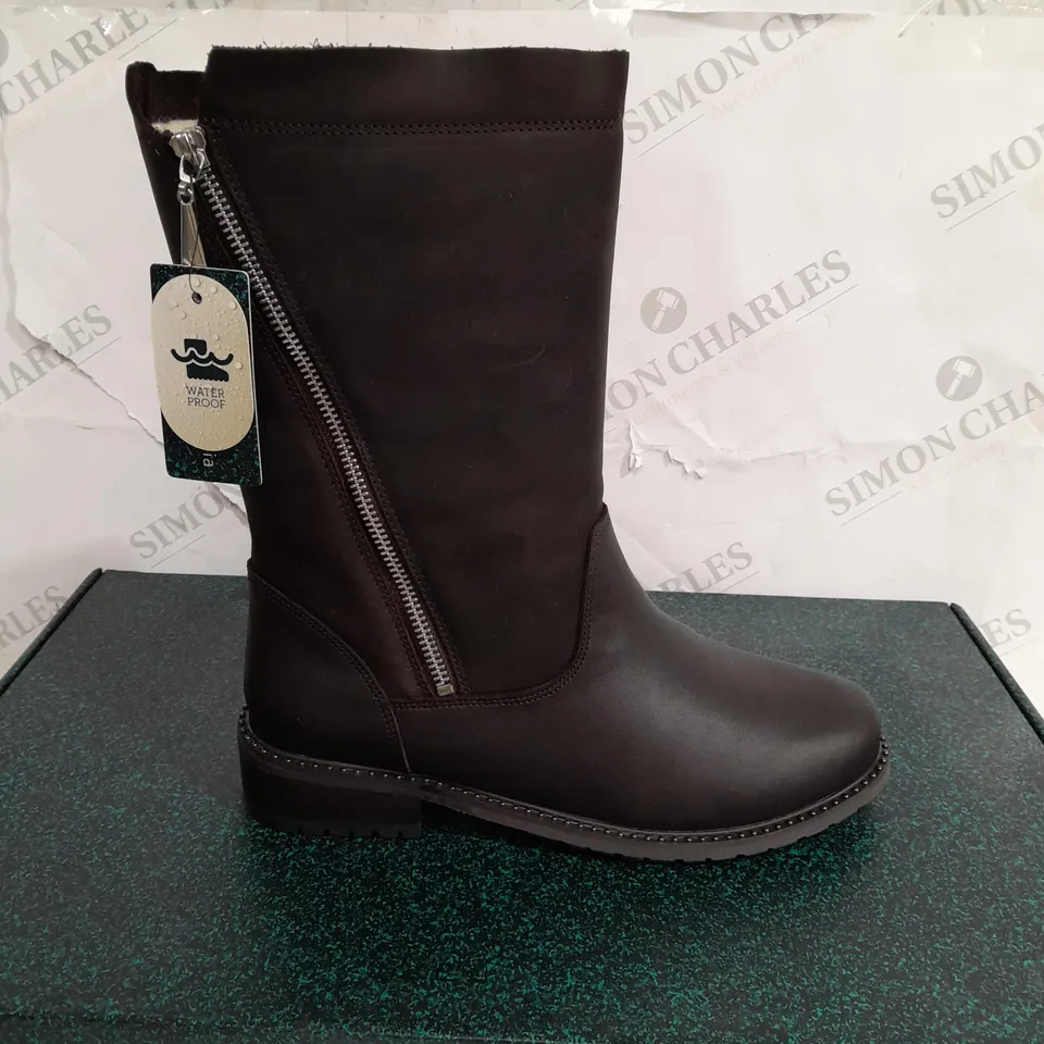 BOXED PAIR OF EMU AUSTRALIA EXPLORER YANCOAL WATERPROOF LEATHER & SUEDE MID-CALF BOOTS IN ESPRESSO BROWN, UK SIZE 6