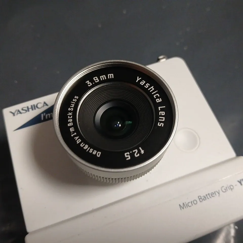 YASHICA MIMI MICRO MIRRORLESS CAMERA – WHITE WITH 3.9MM LENS AND BATTERY GRIP