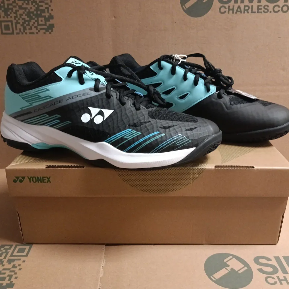 BOXED PAIR OF YONEX POWER CUSHION CASCADE ACCEL WIDE TRAINERS IN BLACK/ICE BLUE SIZE UK 11