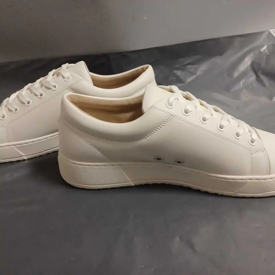 PAIR OF ETQ CREAM LEATHER TRAINERS - 42