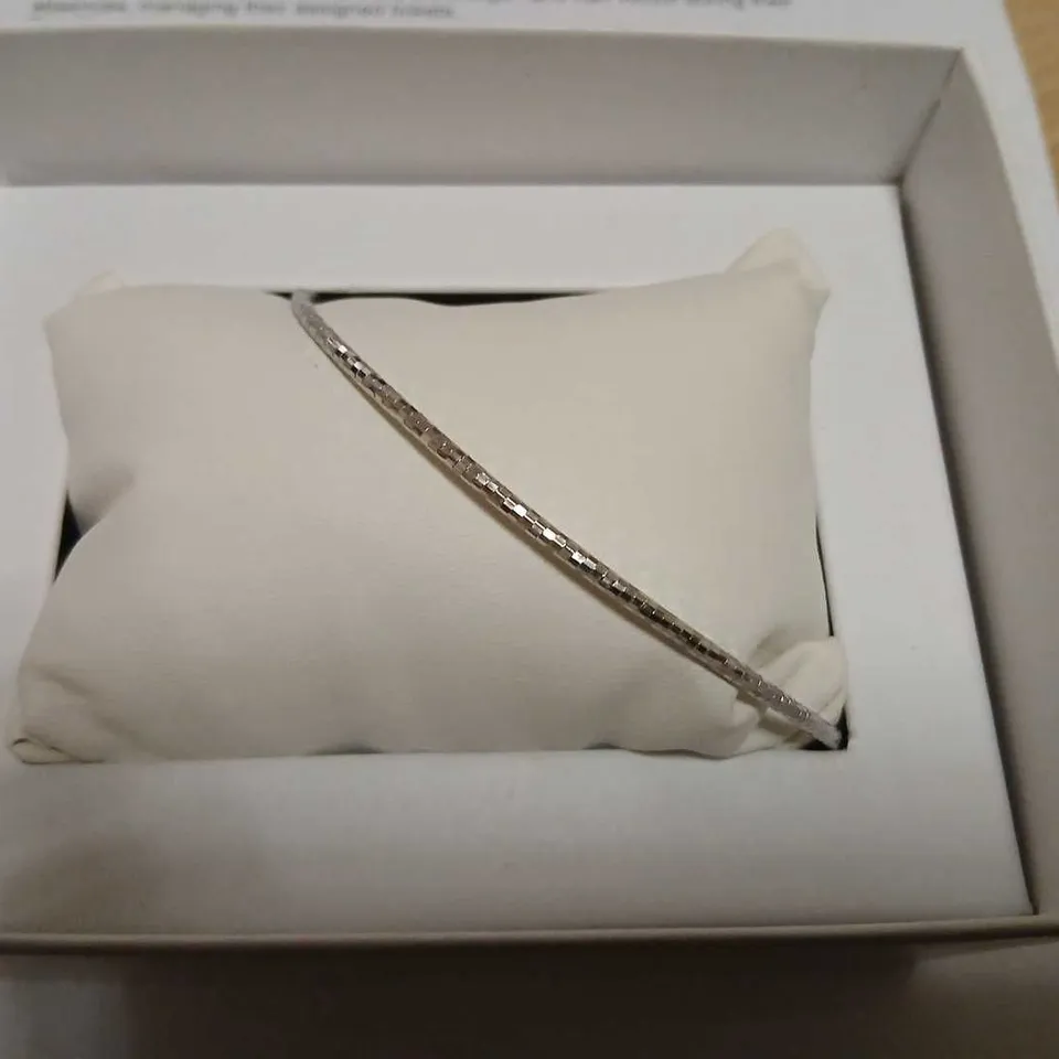WHITE GOLD 9CT ITALIAN GOLD DIAMOND CUT SLIP ON BANGLE 1G